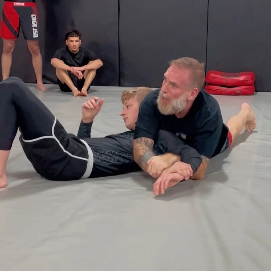 A grappling lesson on the TRITAC mat